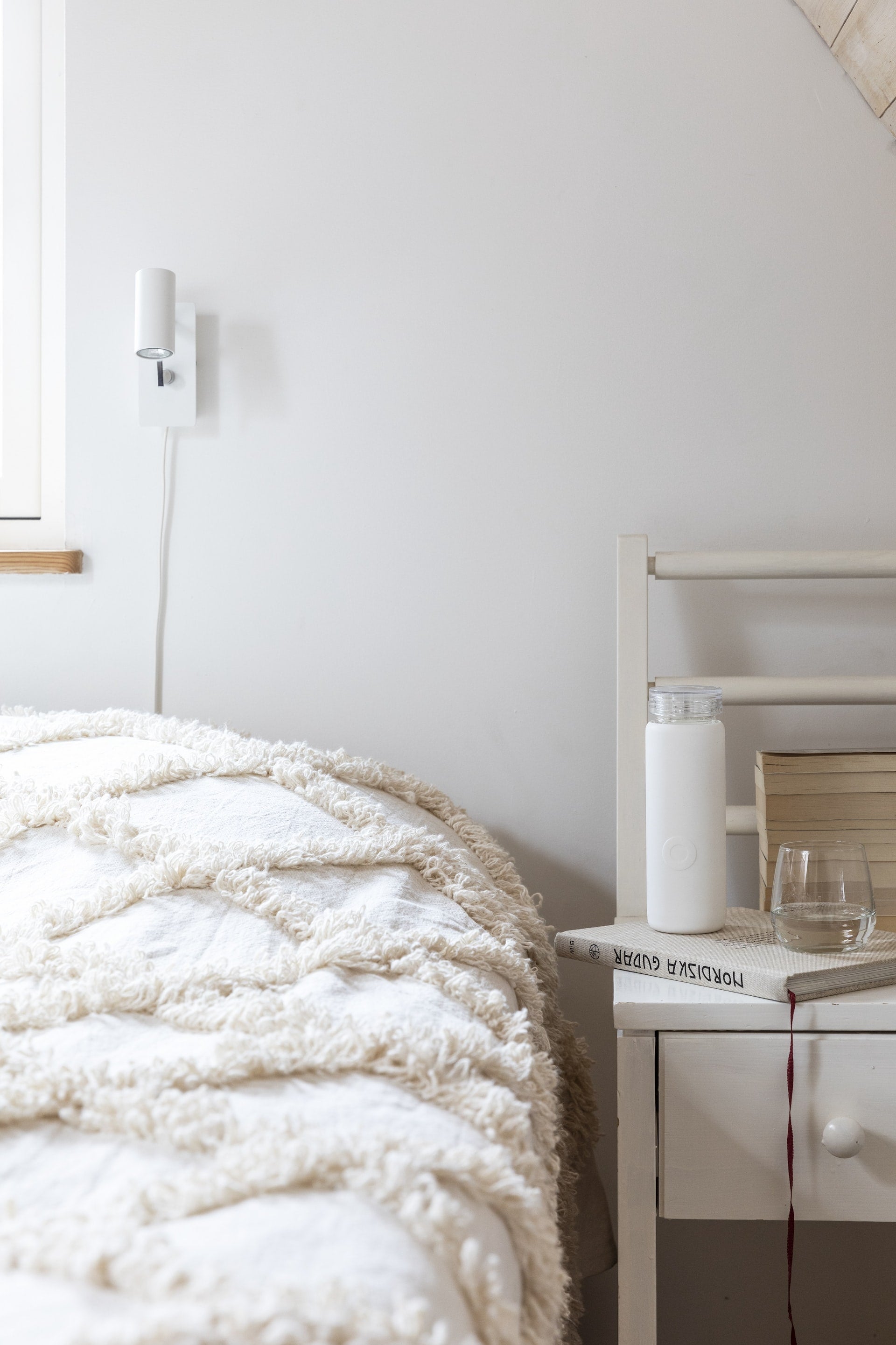 Why white bedroom furniture calms your mind
