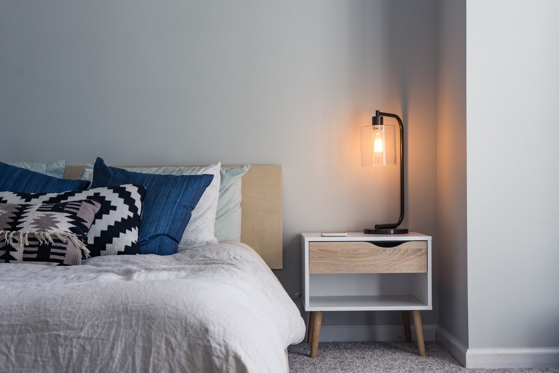 How to pick the right nightstand