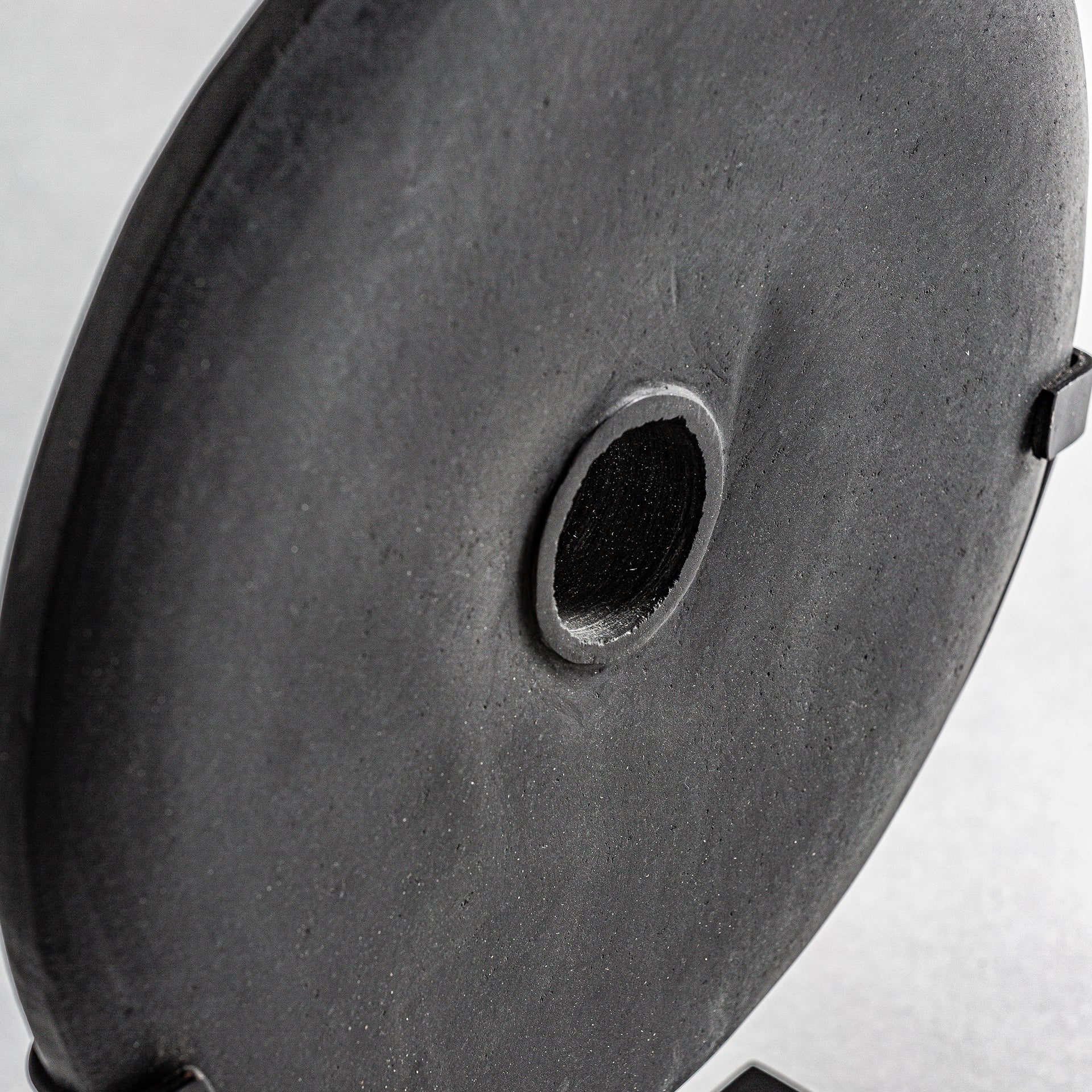 Nordisk grå sten dekorativ figur - järndetaljer avtagbara