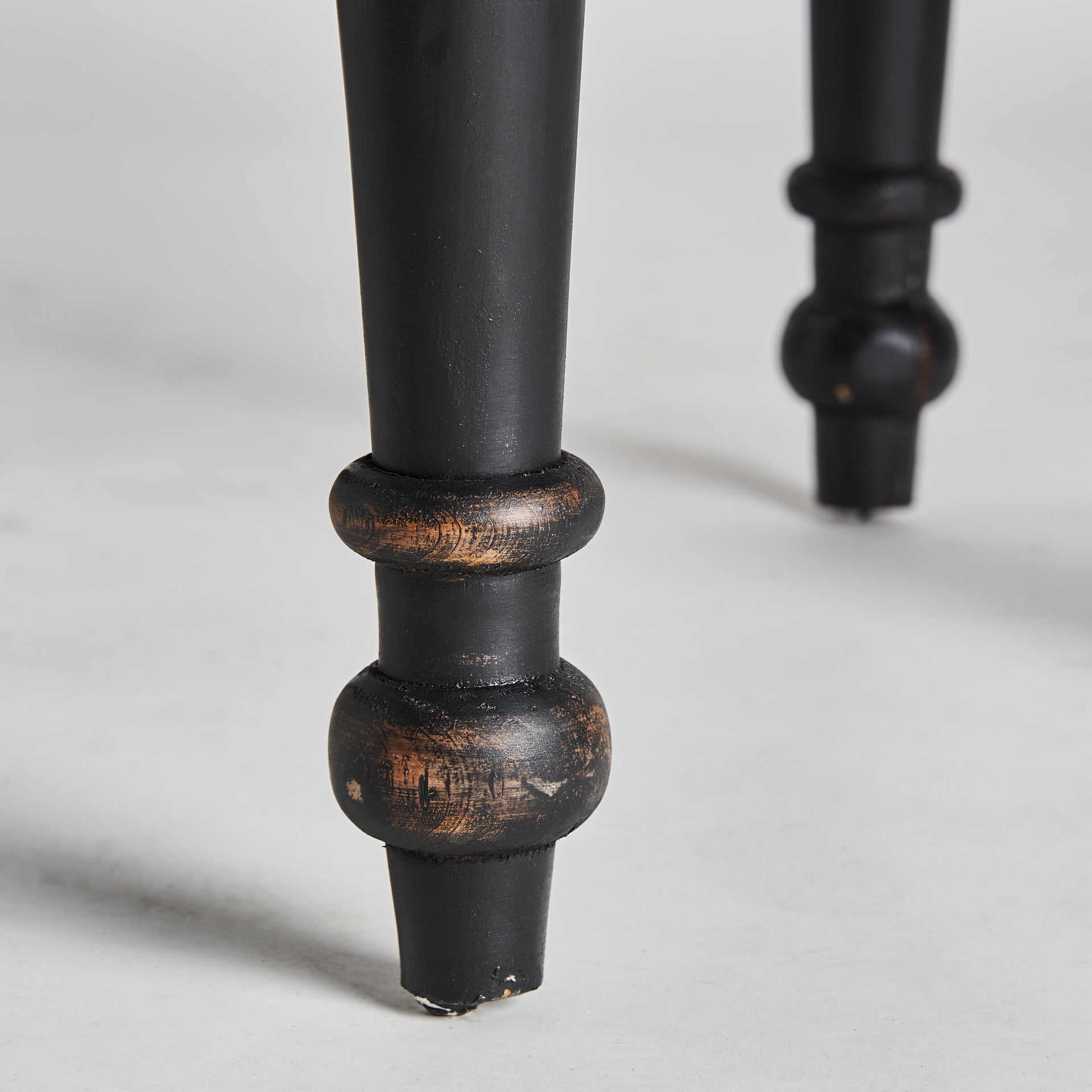 Zenica Provençal Side Table - Black Elm Wood Detachable