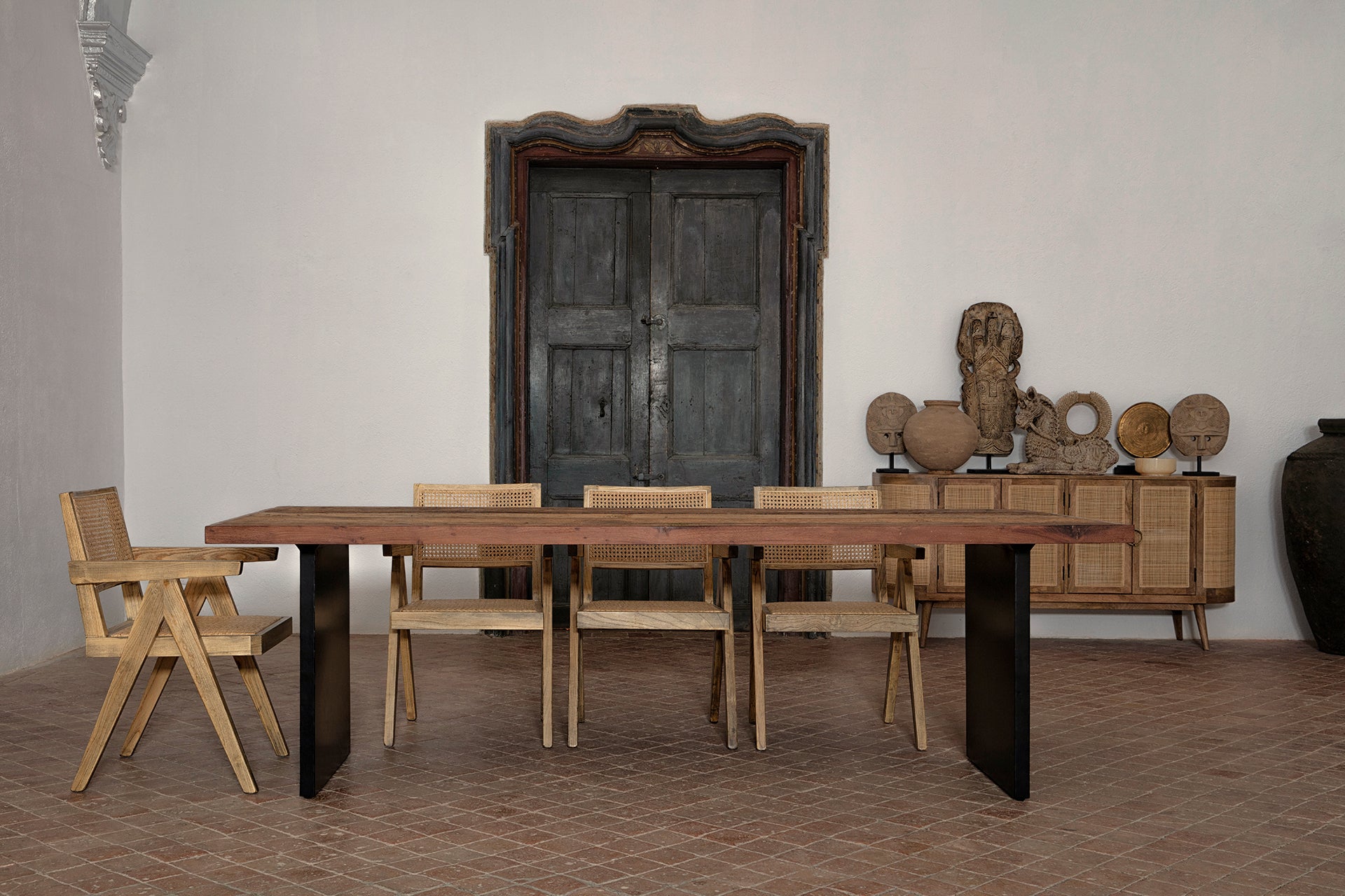 UZOR DINING TABLE