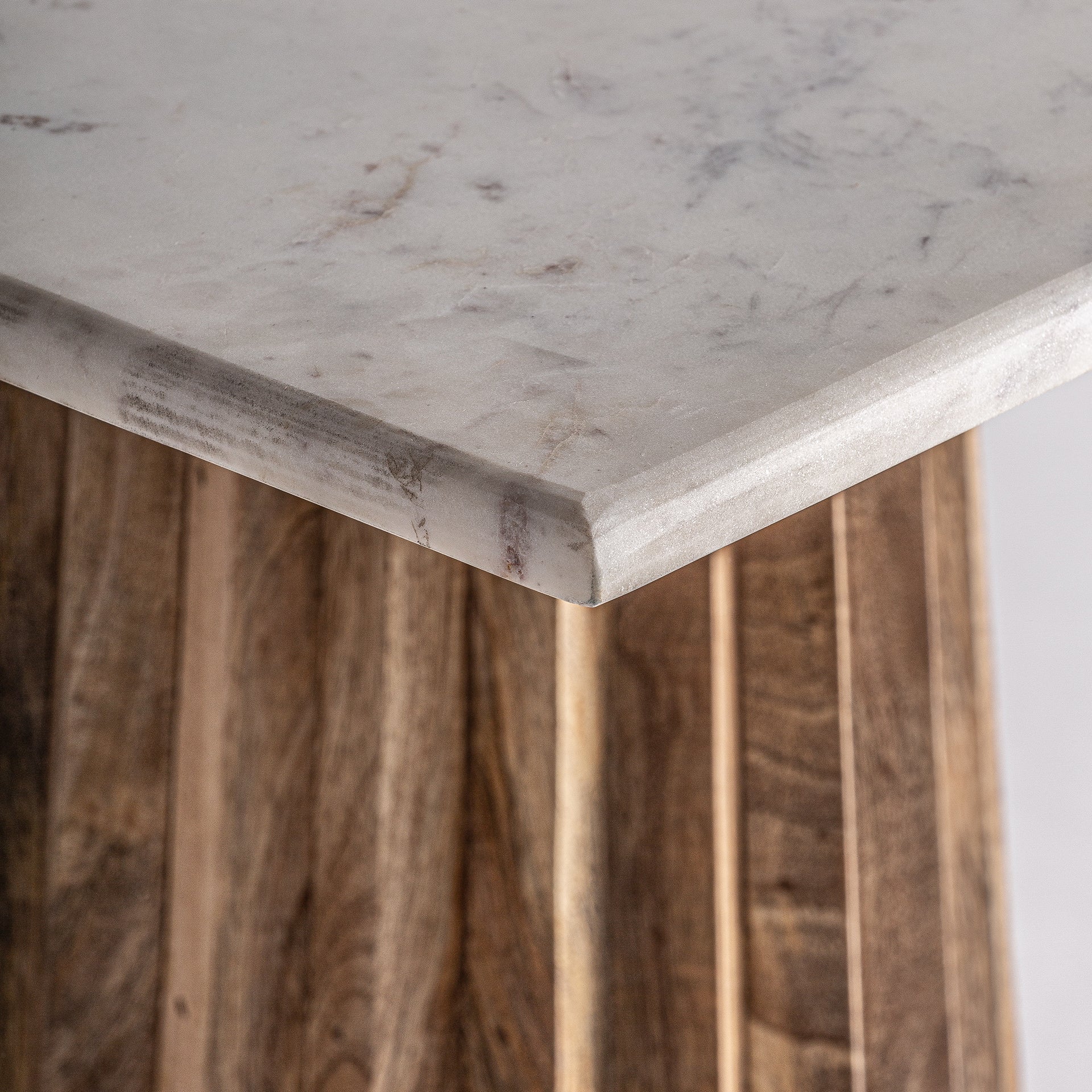 BARBORD I PLISSERAT TRÄ