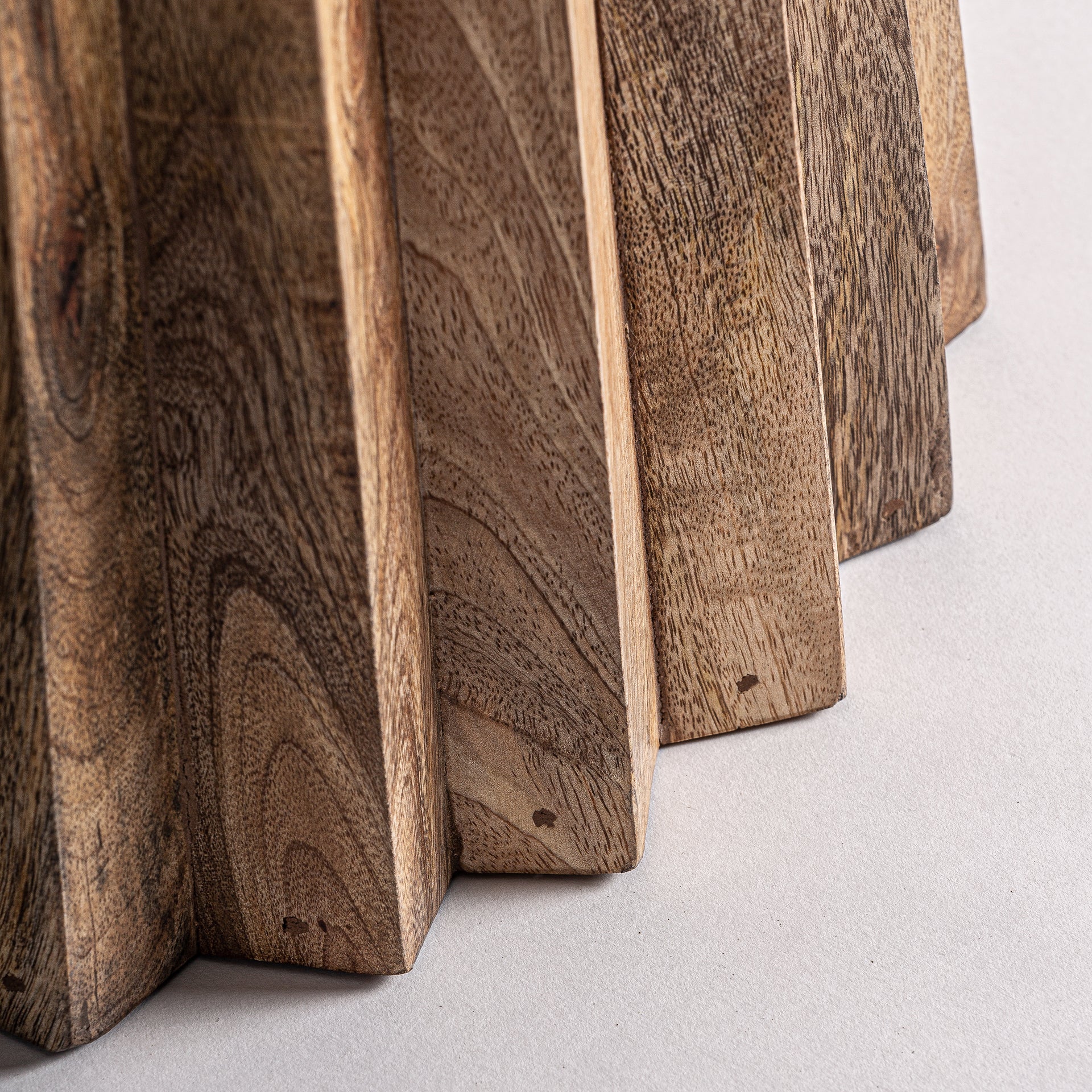 BARBORD I PLISSERAT TRÄ