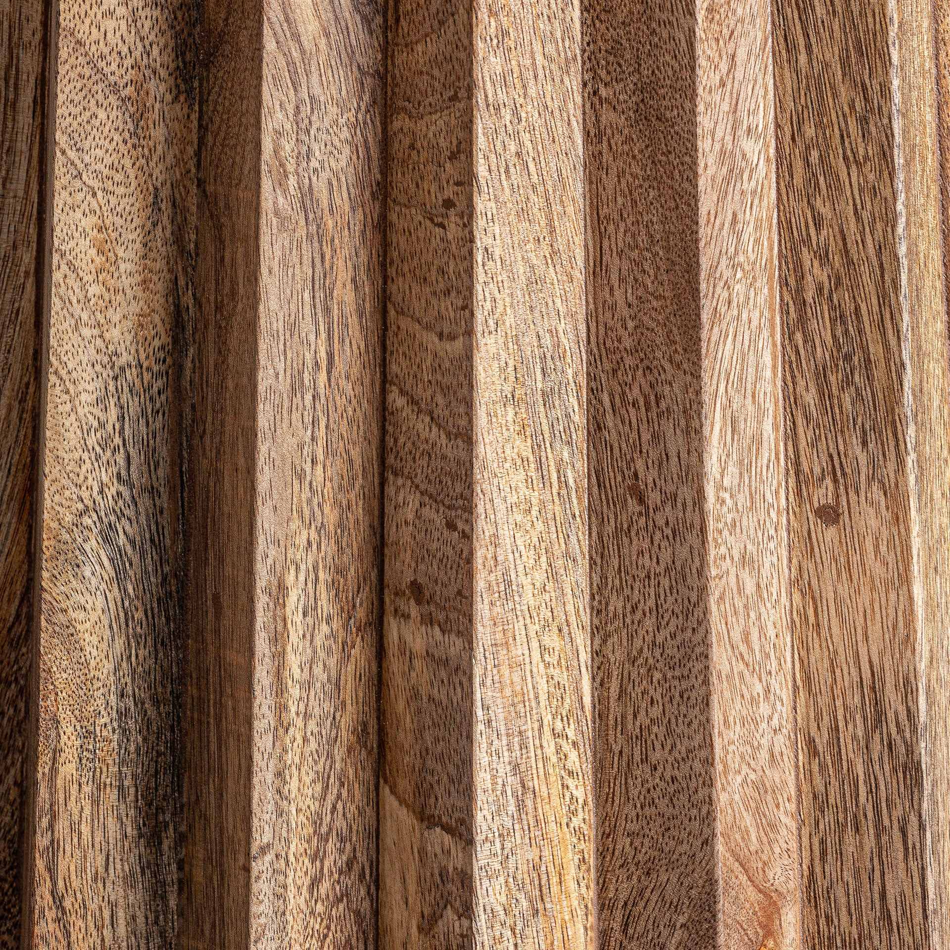 BARBORD I PLISSERAT TRÄ