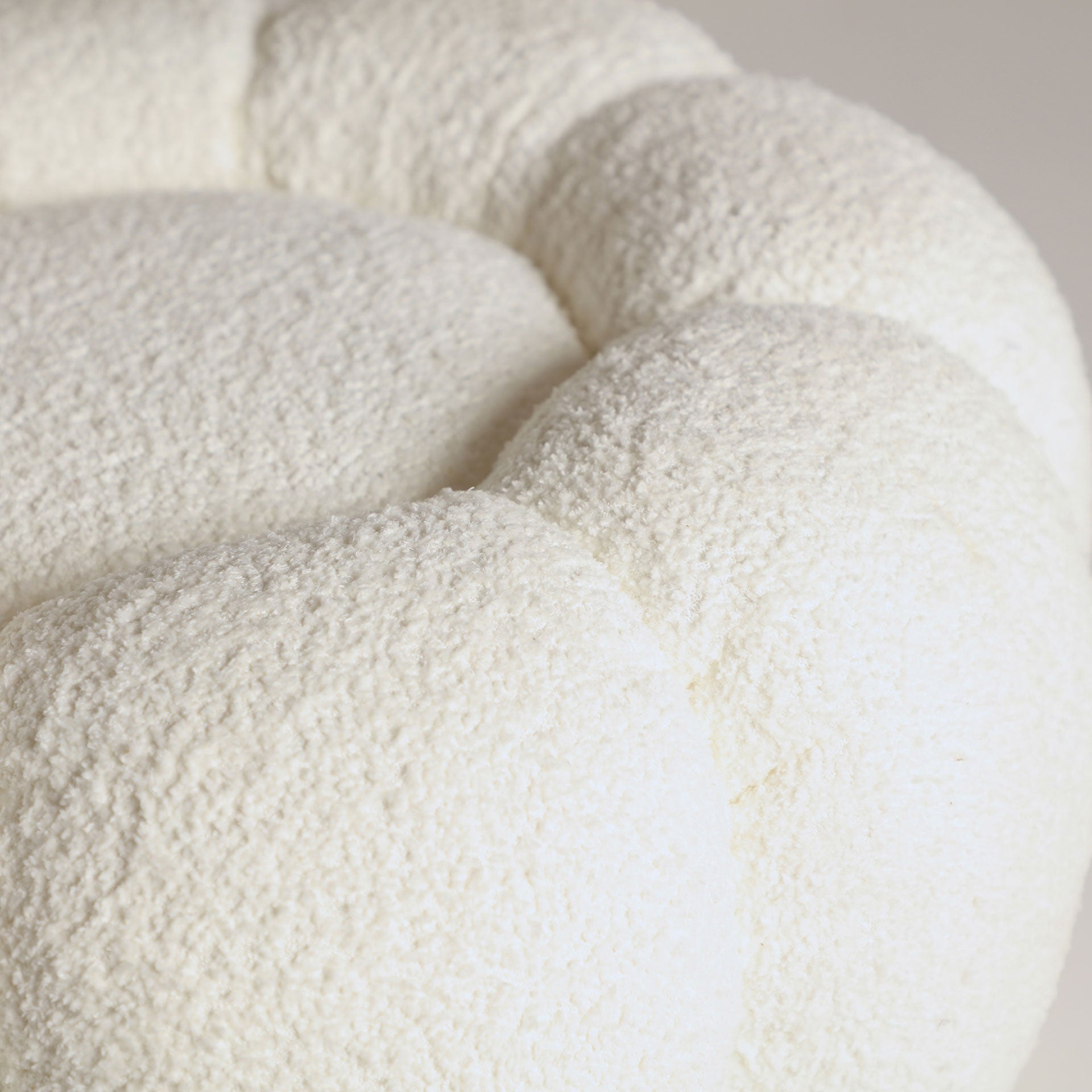 BOUCLÉ CREST PUFF