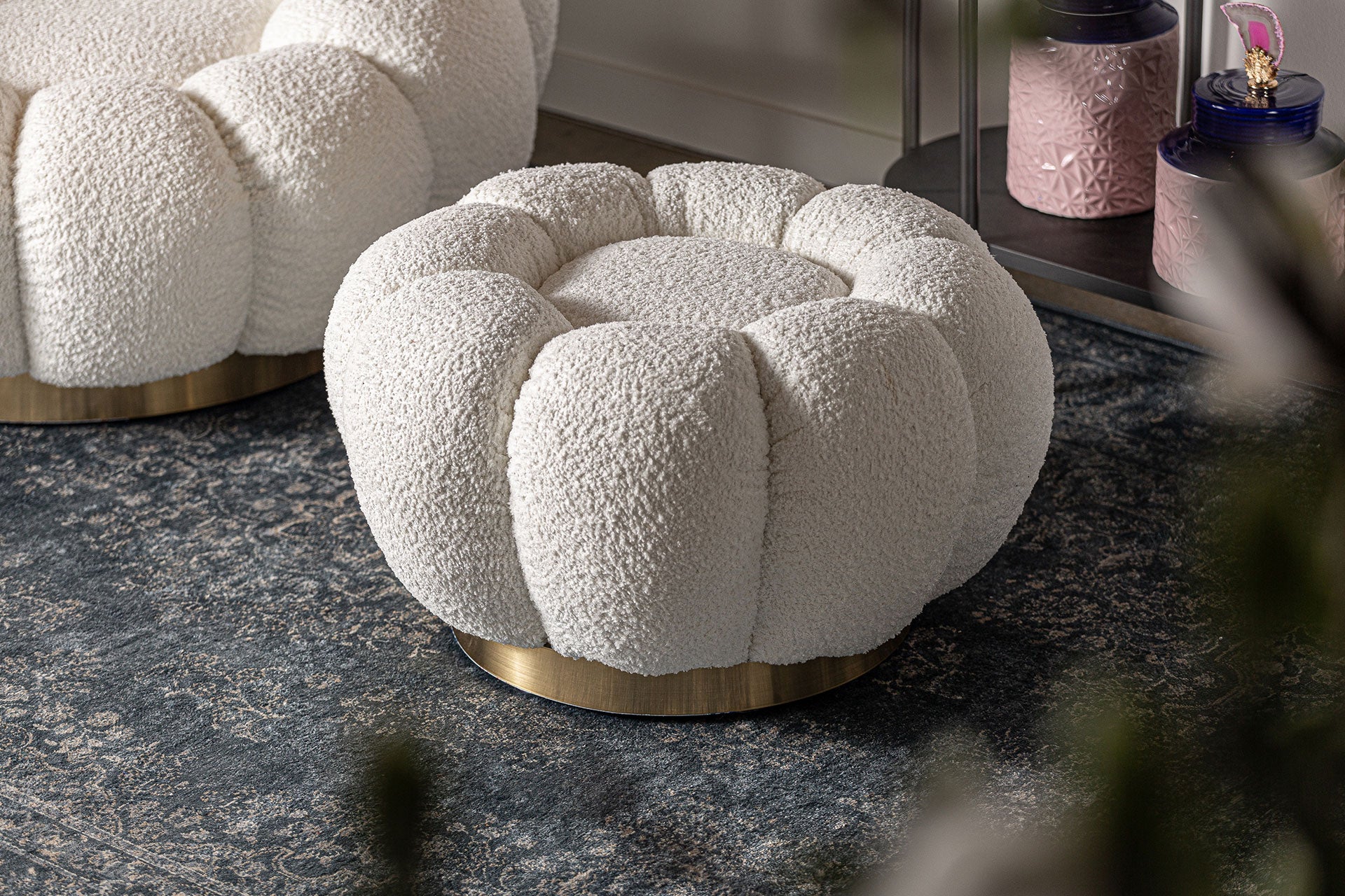 BOUCLÉ CREST PUFF