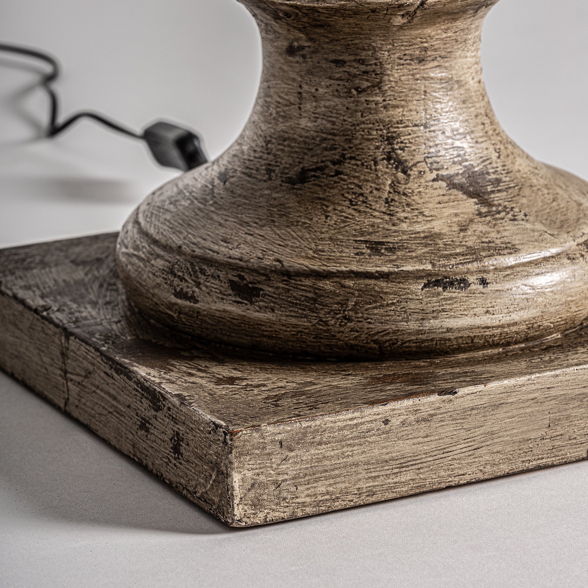 LJUSEN Colonial Table Lamp