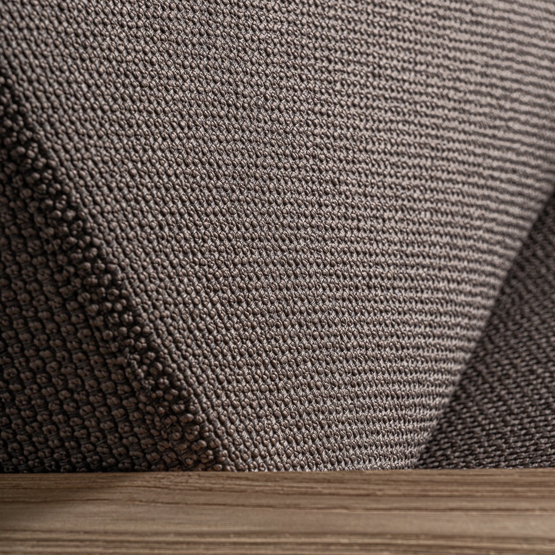 Corba Fåtölj – Kolonial järnvägsträ och återvunnen polypropen