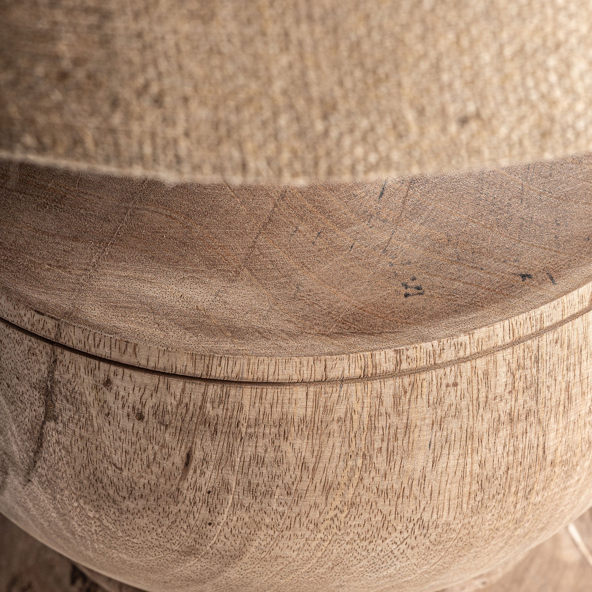 Bordlampa i mangoträ och jute