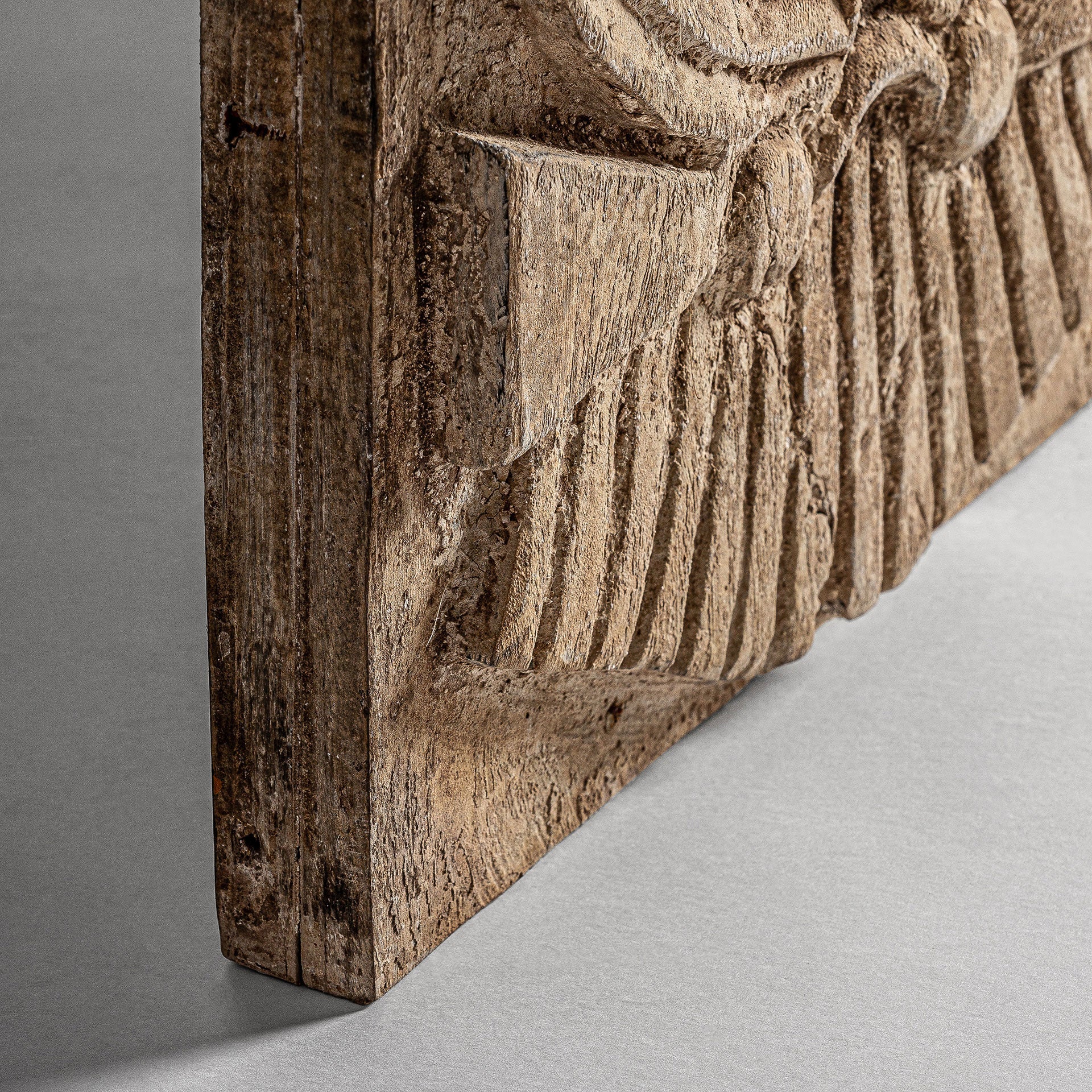 Peylon Wandbild aus ethnischem Suarholz – Beige, Vintage-Finish