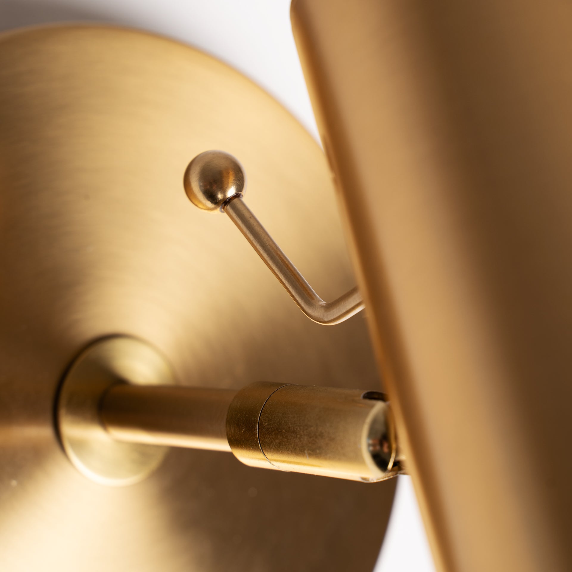 Zoe Art Deco Vägglampa - Guldfärgad Stål &amp; Vit Akryl