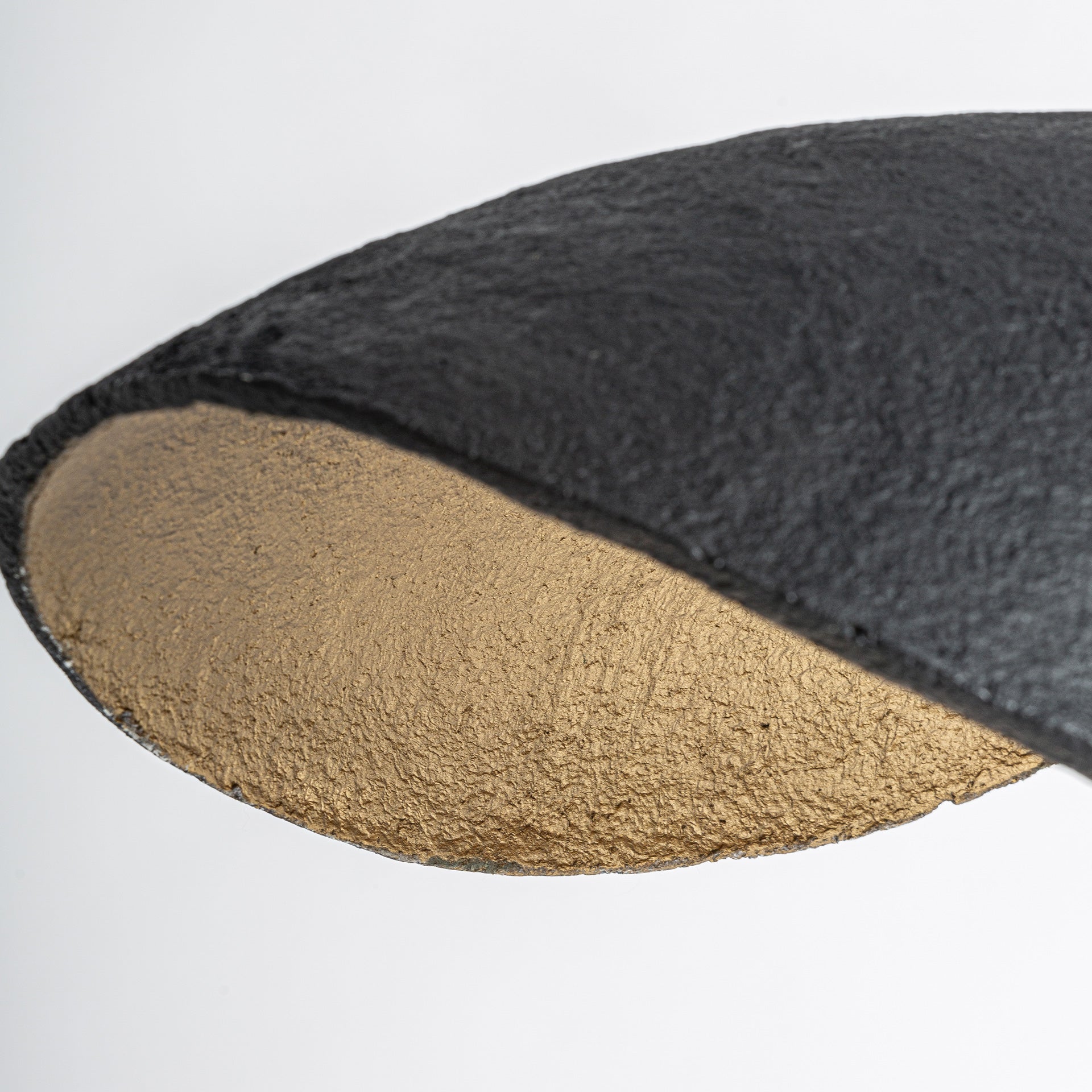 Schwarze Eisen-Deckenleuchte mit bronzefarbenem Pappmaché-Schirm