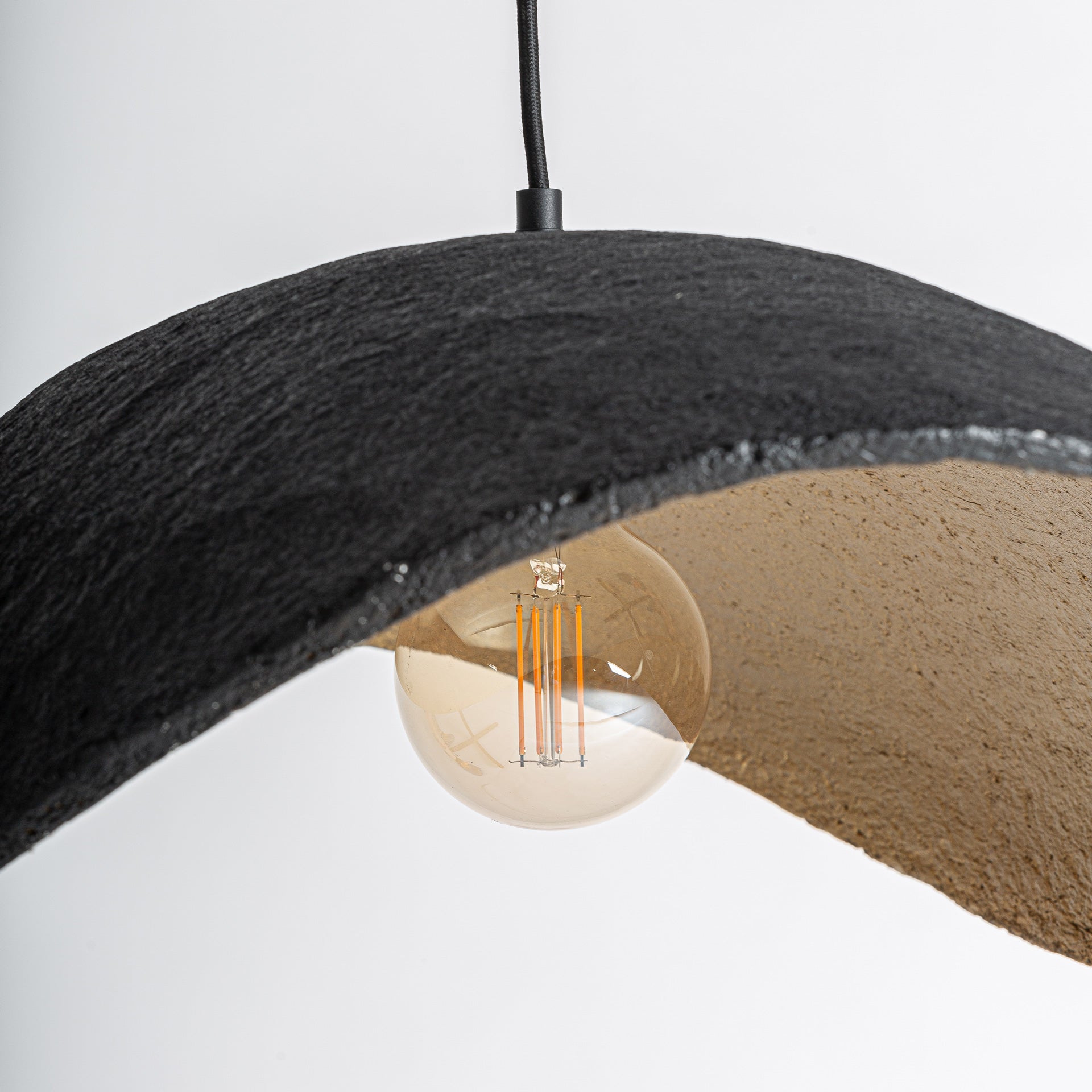 Schwarze Eisen-Deckenleuchte mit bronzefarbenem Pappmaché-Schirm