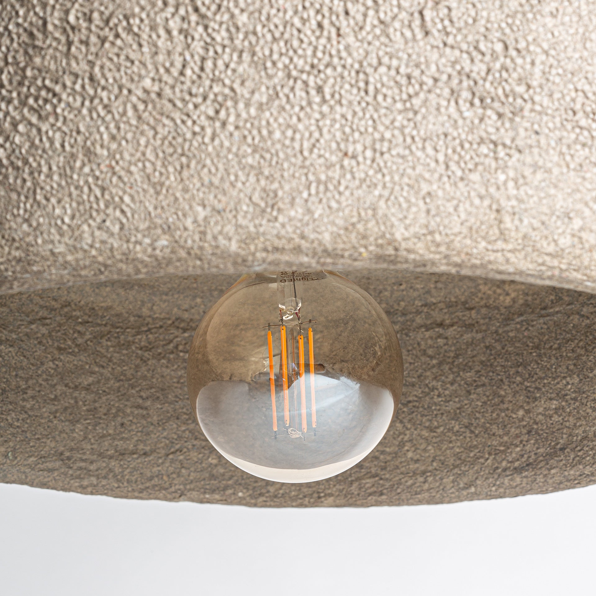 Grå pappmaché taklampa med svart järnram