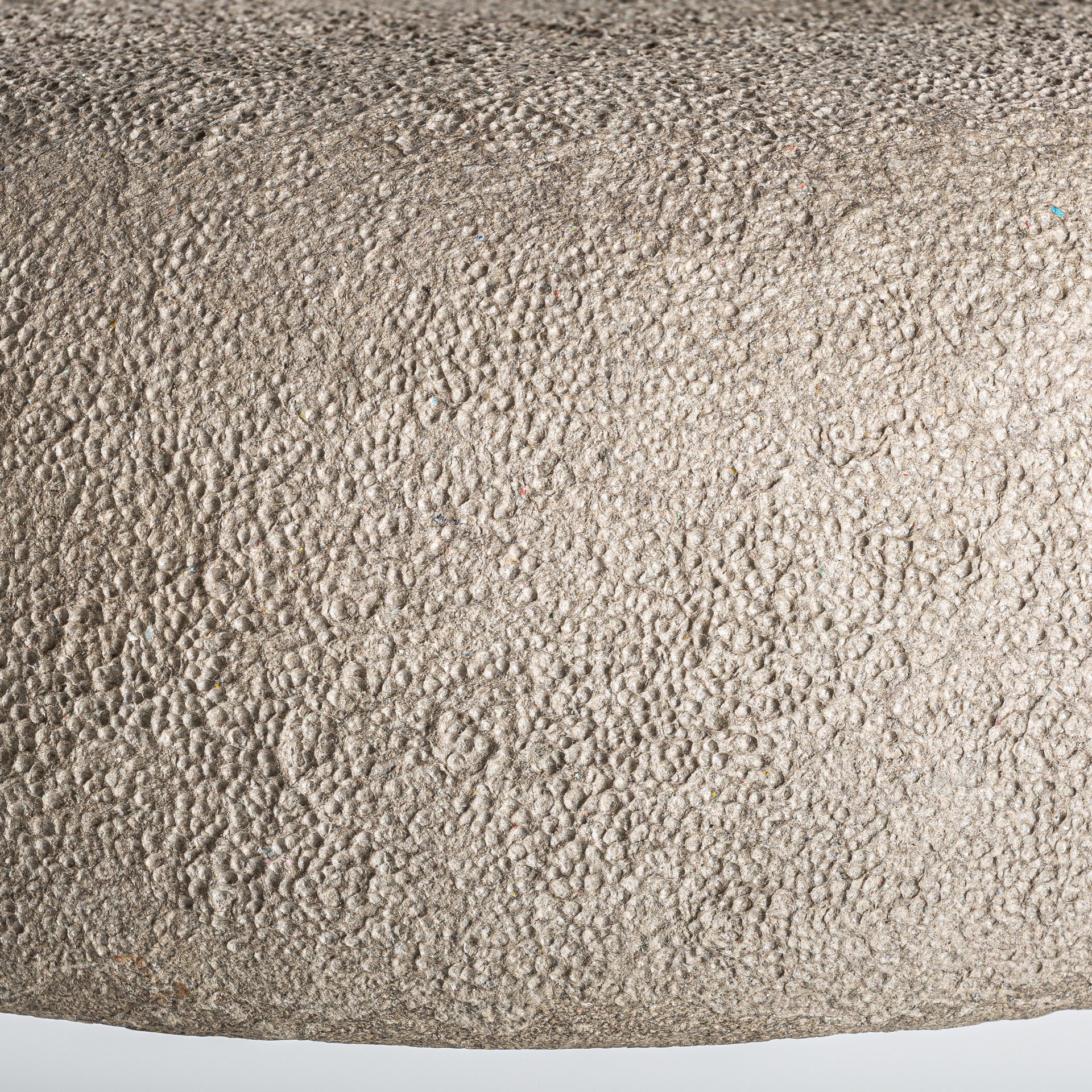 Grå pappmaché taklampa med svart järnram