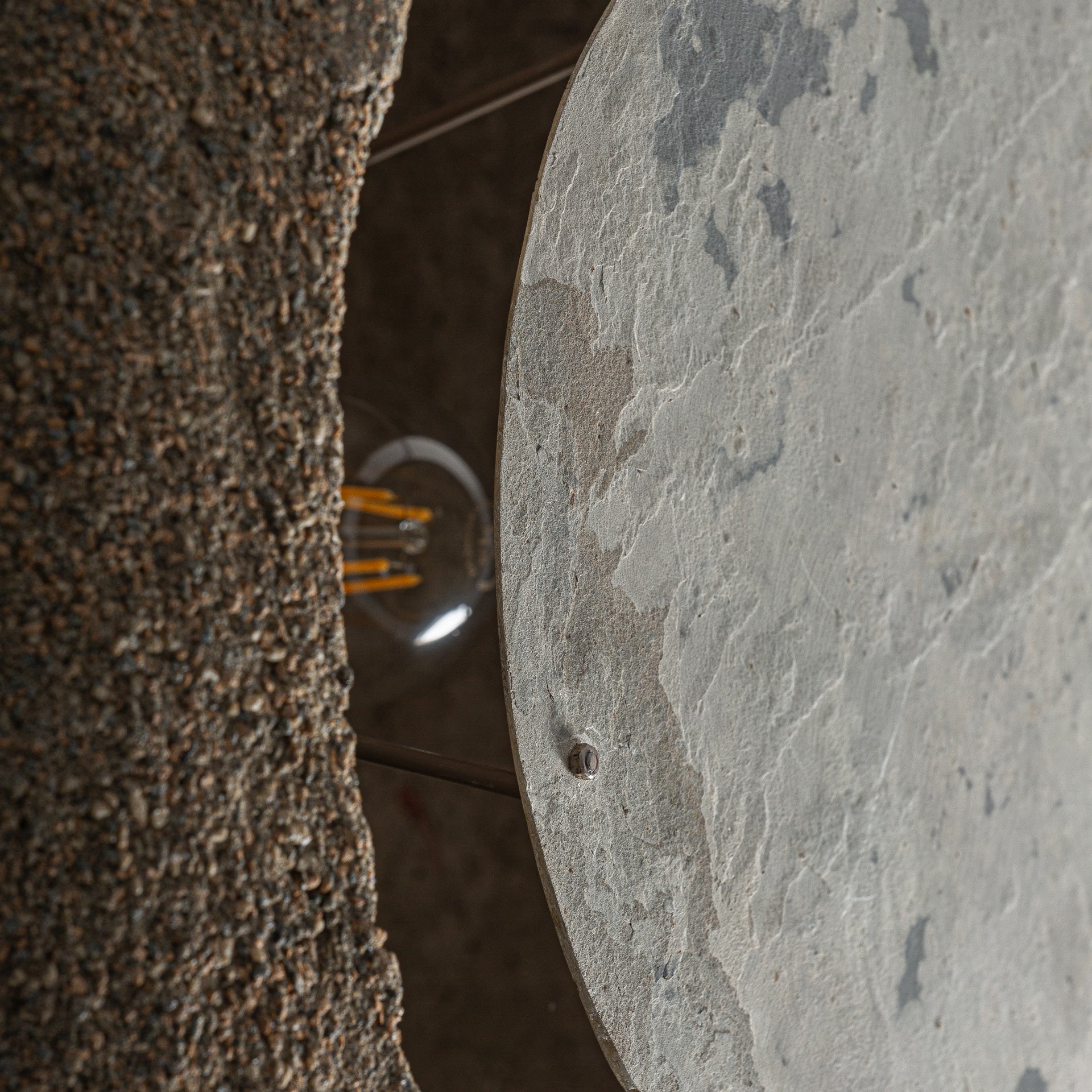 Grå betongvägglampa med stendetaljer