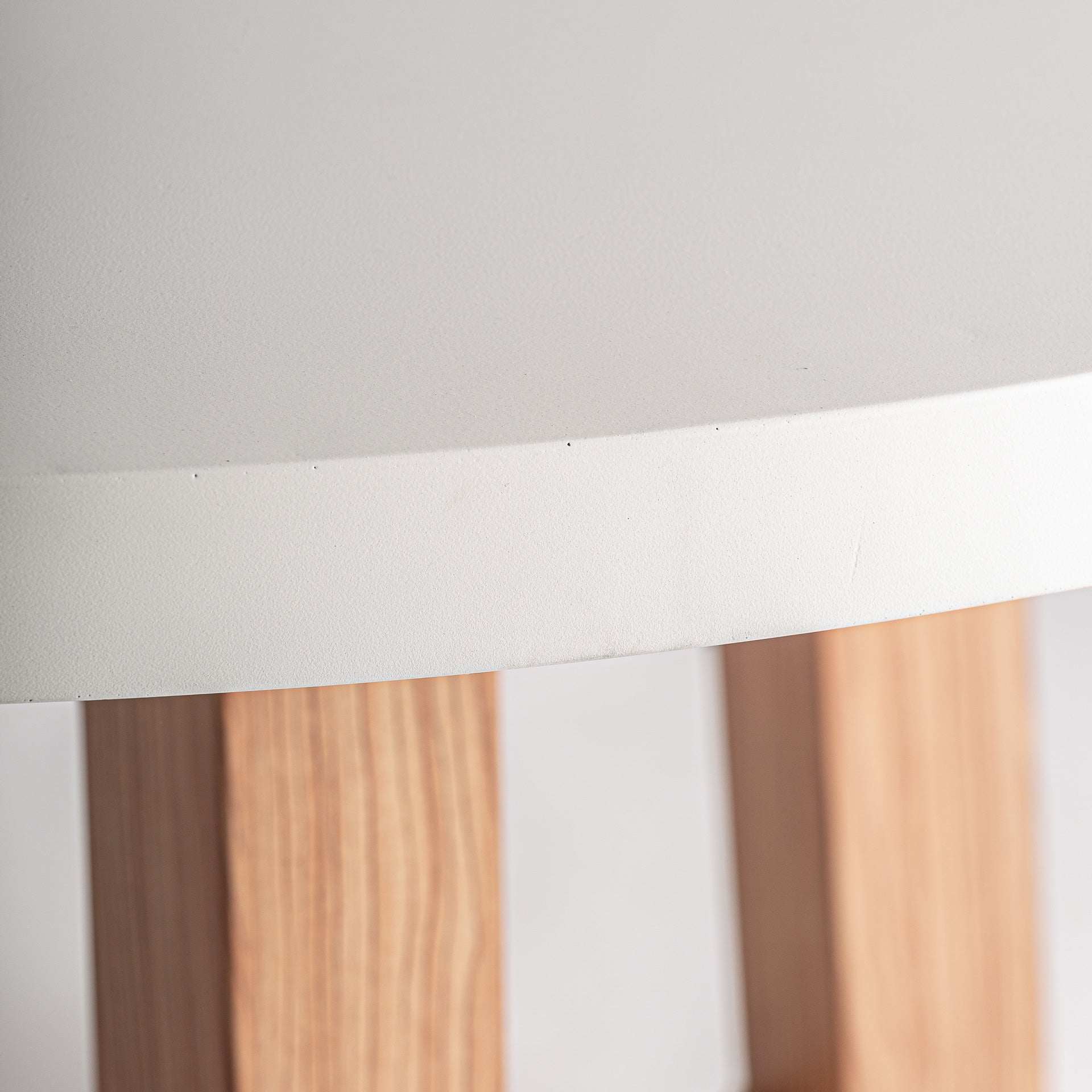 Koshena Esstisch – Modernes Design aus Beton und Aluminium