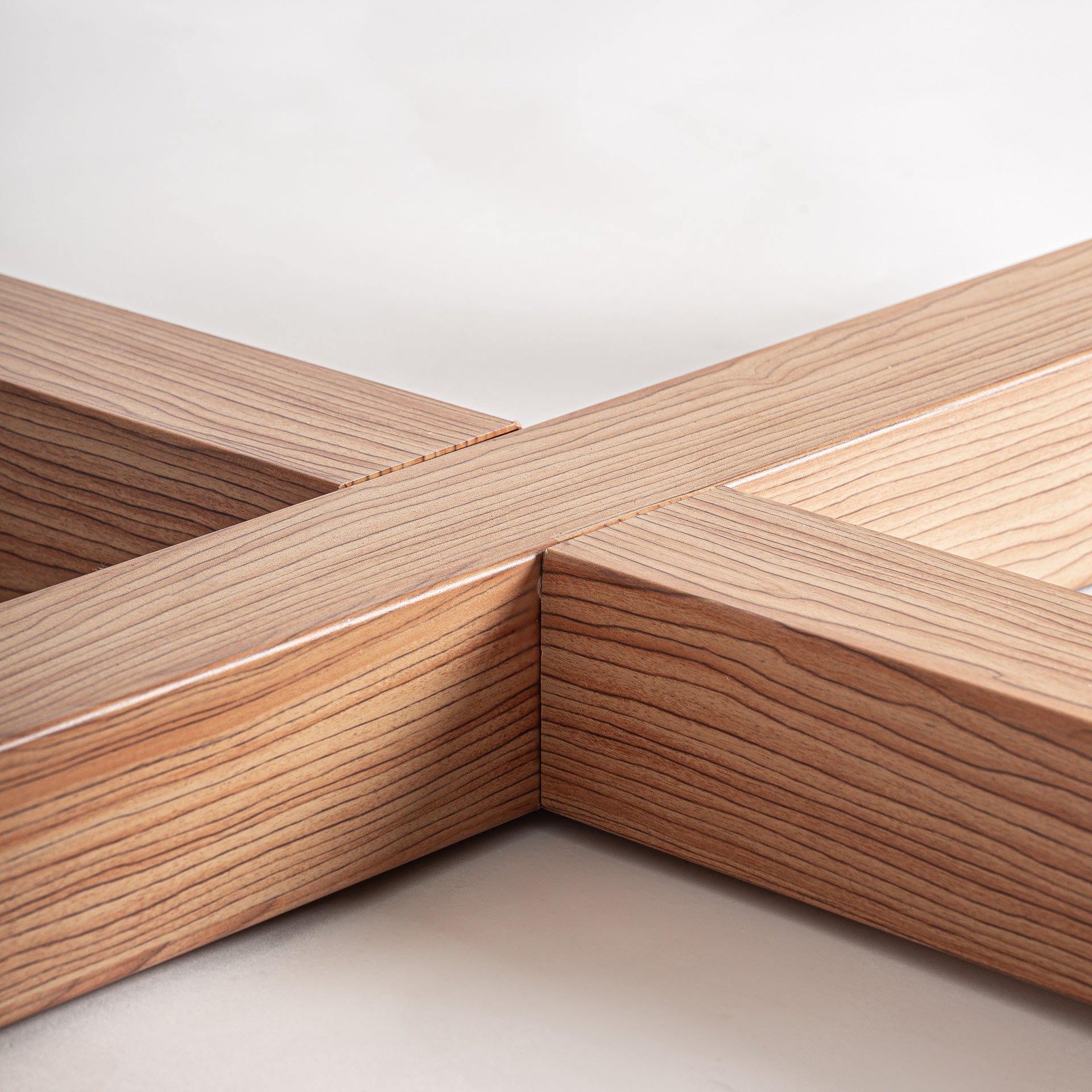 Koshena Esstisch – Modernes Design aus Beton und Aluminium