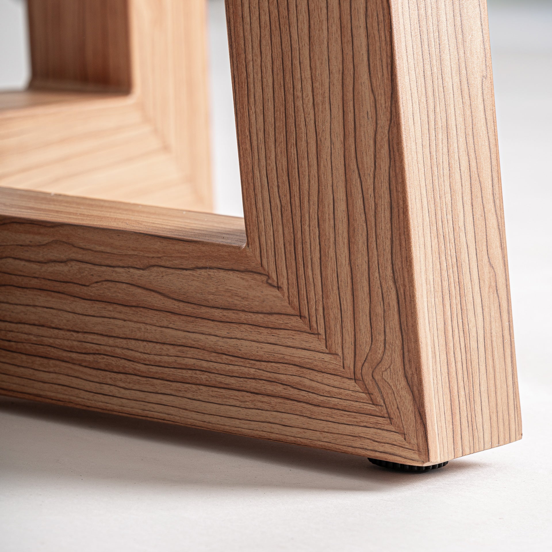 Koshena Esstisch – Modernes Design aus Beton und Aluminium