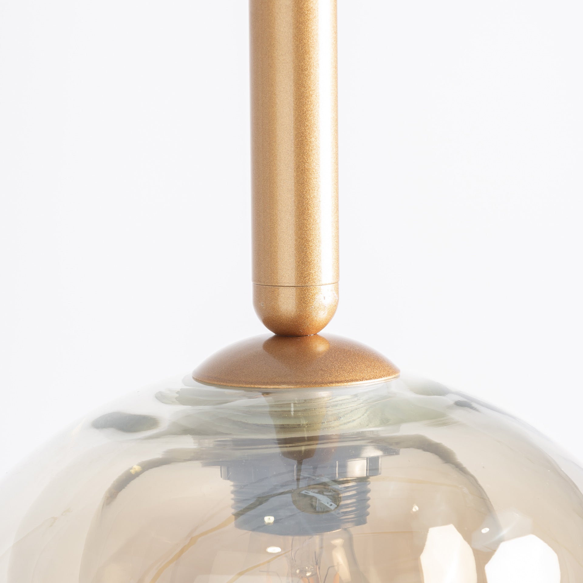 Kristallgrå taklampa med gyllene ståldetaljer