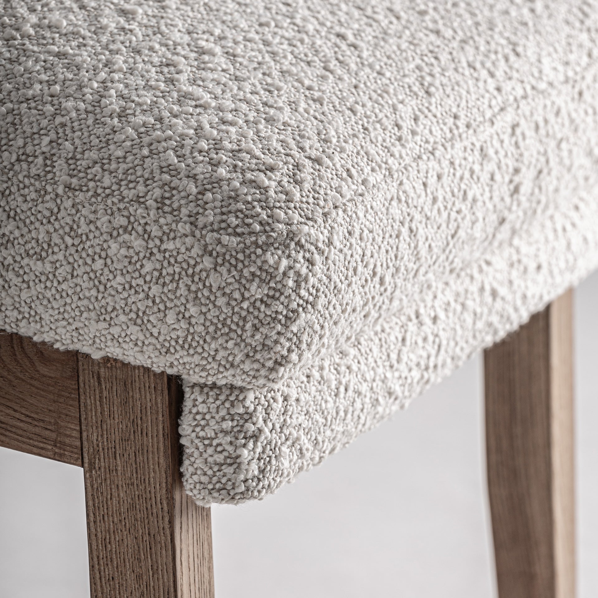 Gueret Zeitgenössischer Bouclé-Stuhl – braunes Kiefernholz und cremefarbene Baumwolle