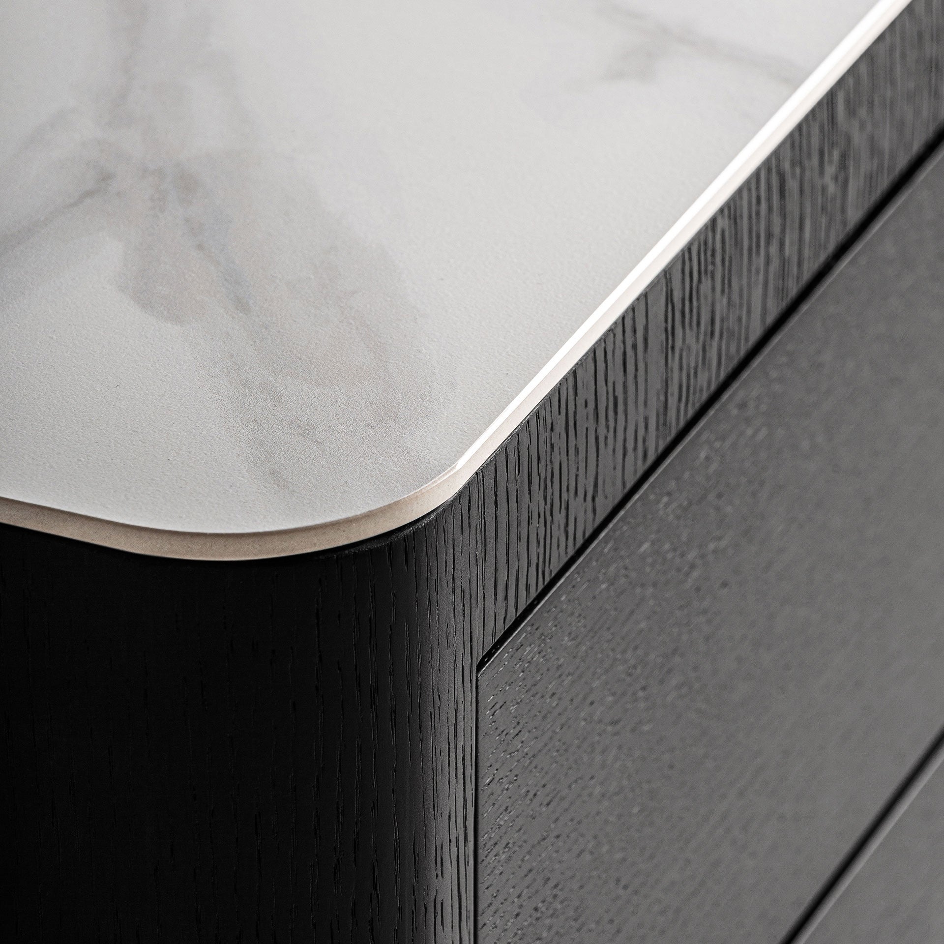 Helt art déco-sängbord – svart MDF med grå ek- och stenskiva